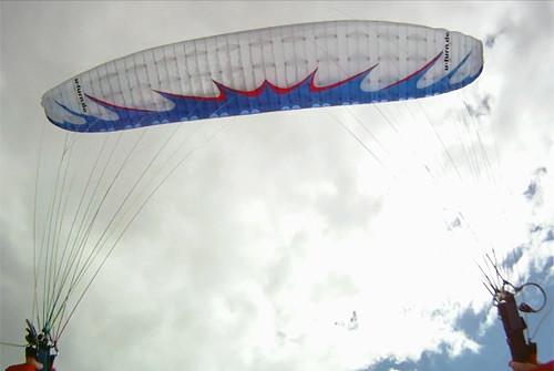 Parapente branco durante um Helicóptero abordo