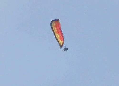 Parapente vermelho em um giro negativo para a direita